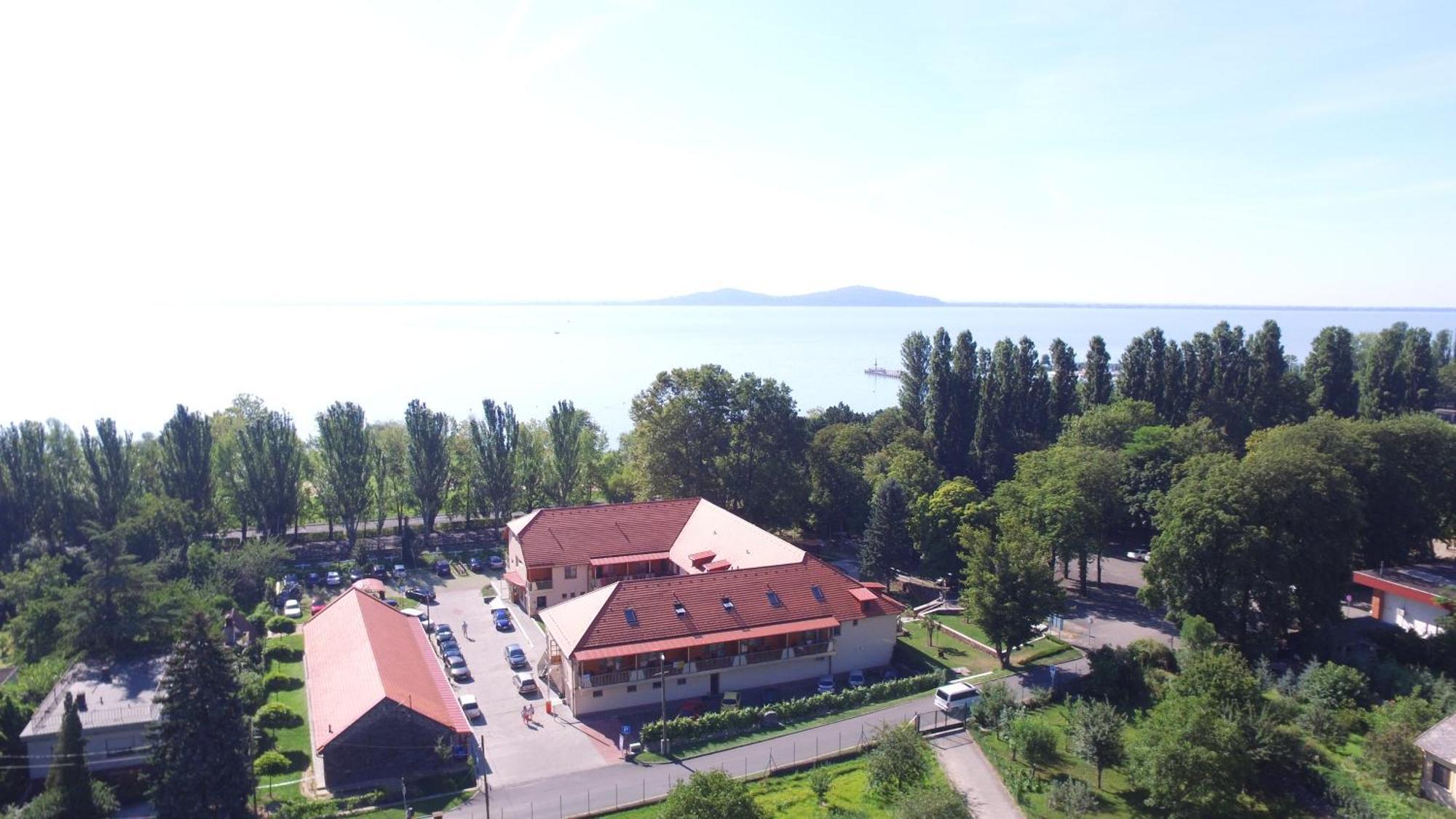 Hotel Halaszkert Badacsony Badacsonytomaj Exterior photo